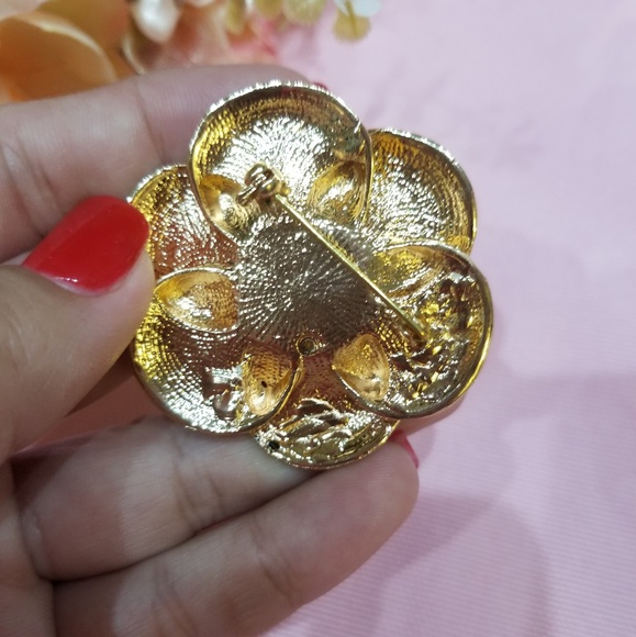 White flower brooch - Picture 4 of 5